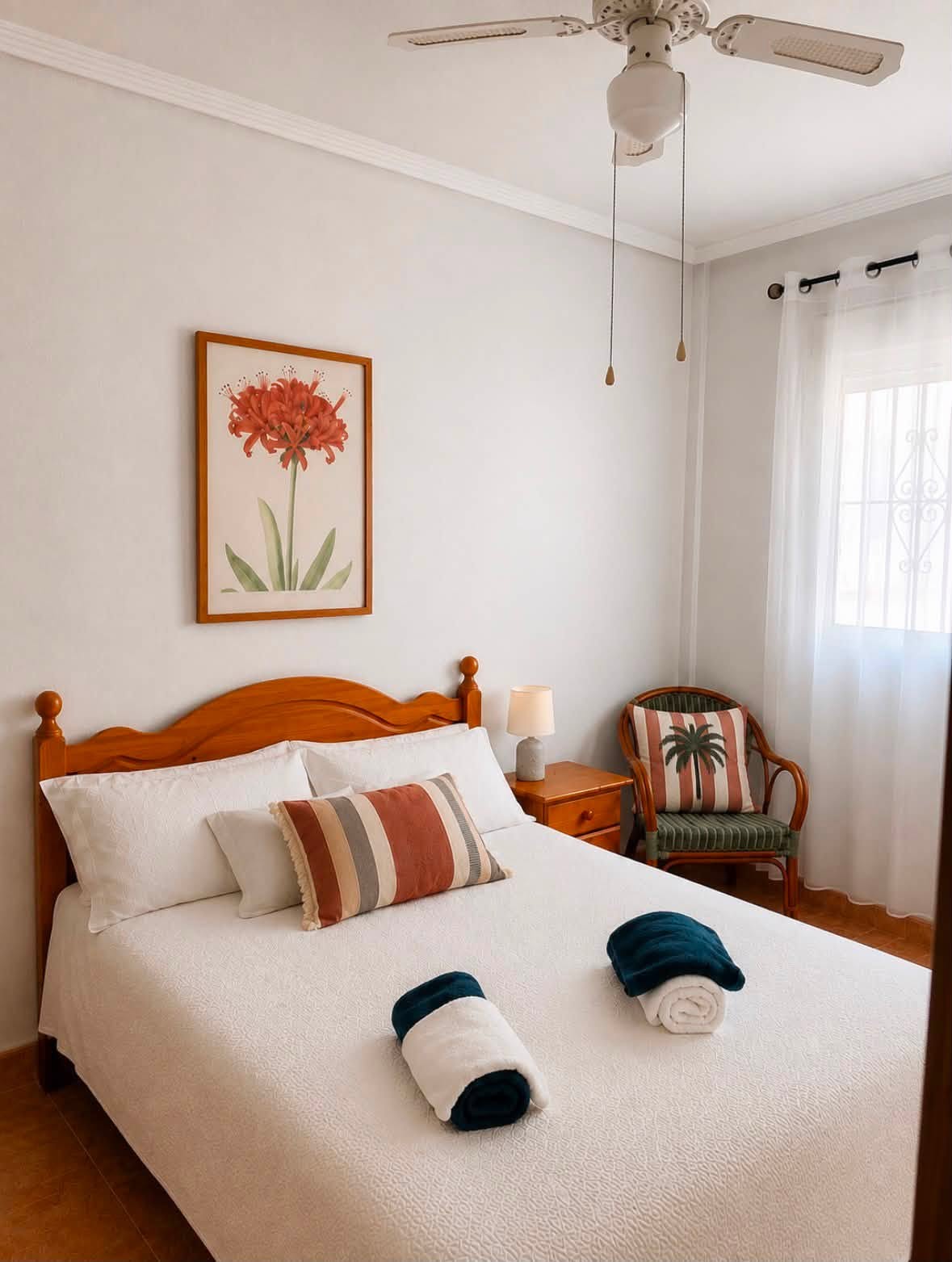 Grande chambre principale avec lit double