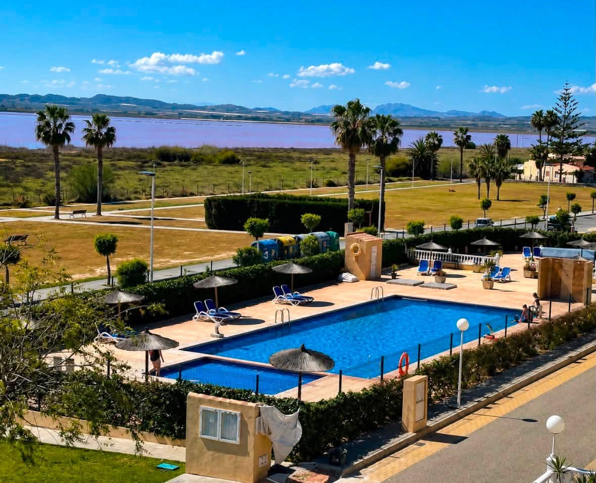 Vue panoramique depuis la piscine sur le Lac Rose de Torrevieja